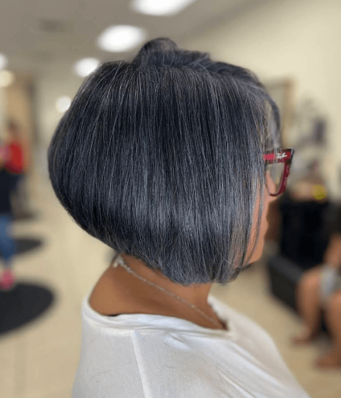 Bob corto con balayage gris