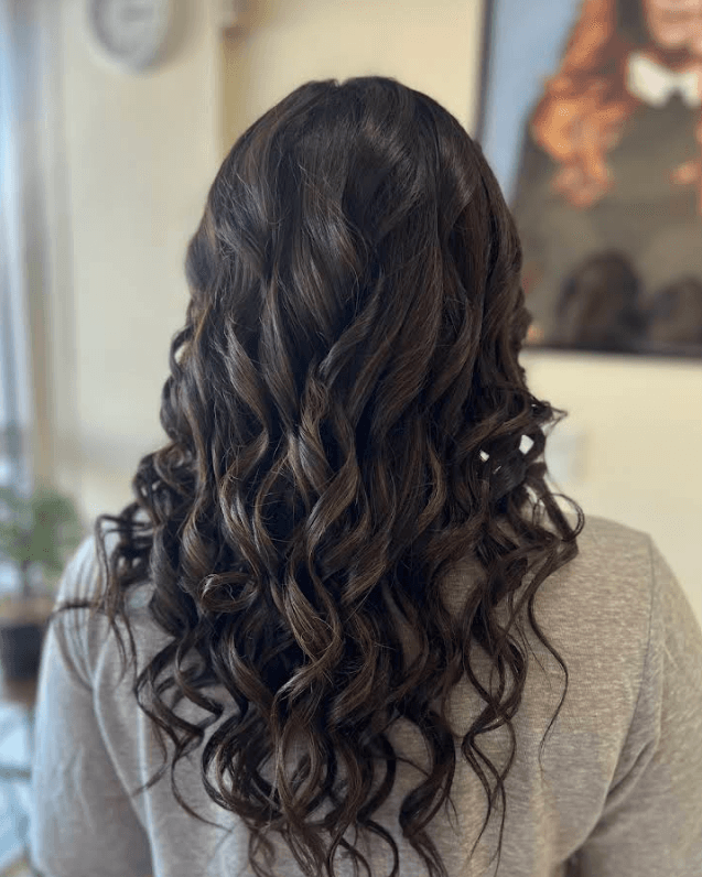 Ondas largas con reflejos en cabello castaño